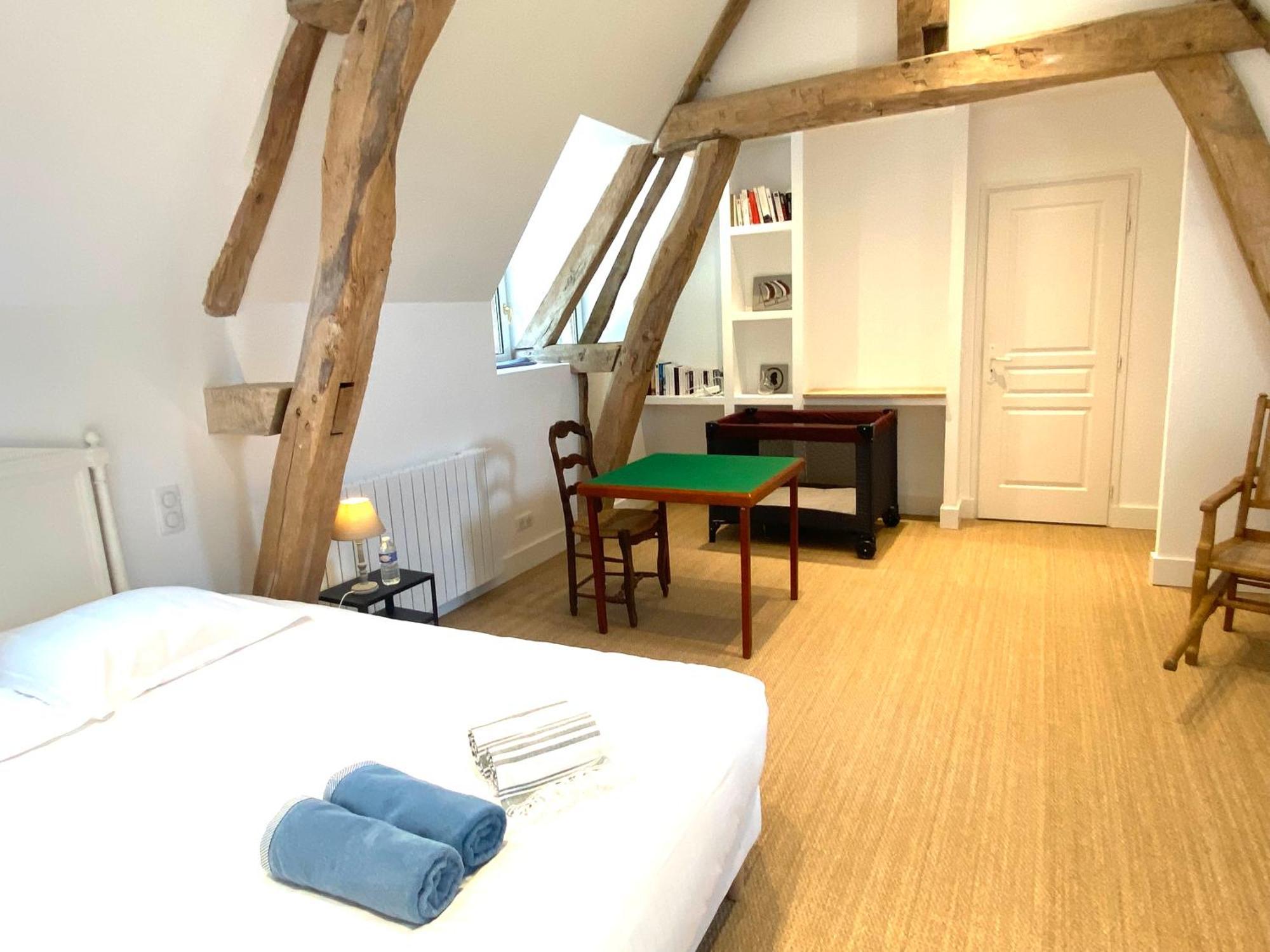 Le Pressoir Du Chateau De Neuville - Famille & Amis * Livarot-Pays-d'Auge