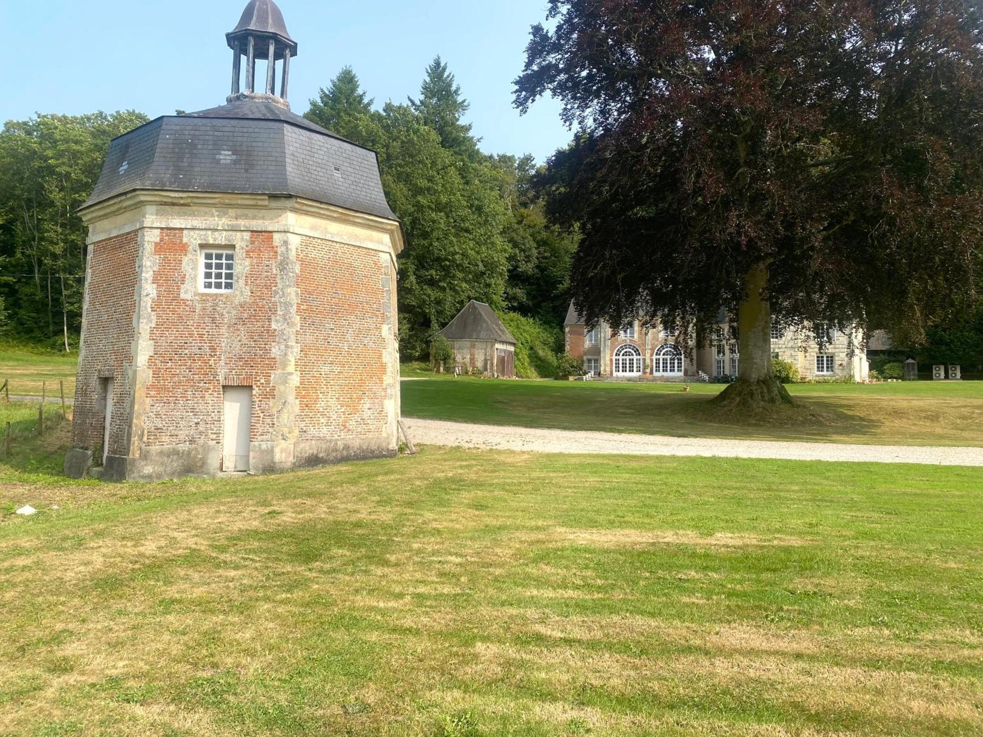 Le Pressoir Du Chateau De Neuville - Famille & Amis *