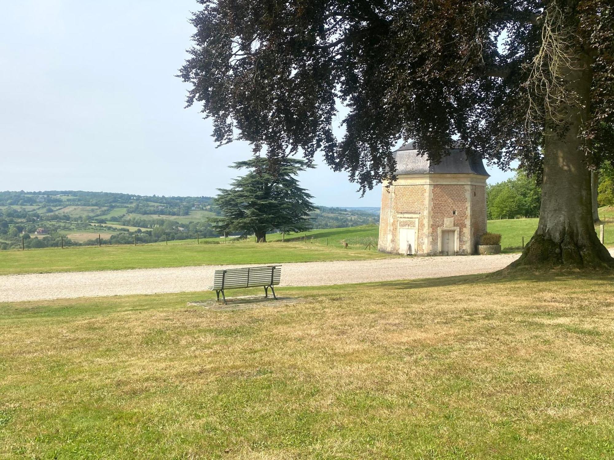 Le Pressoir Du Chateau De Neuville - Famille & Amis * Livarot-Pays-d'Auge