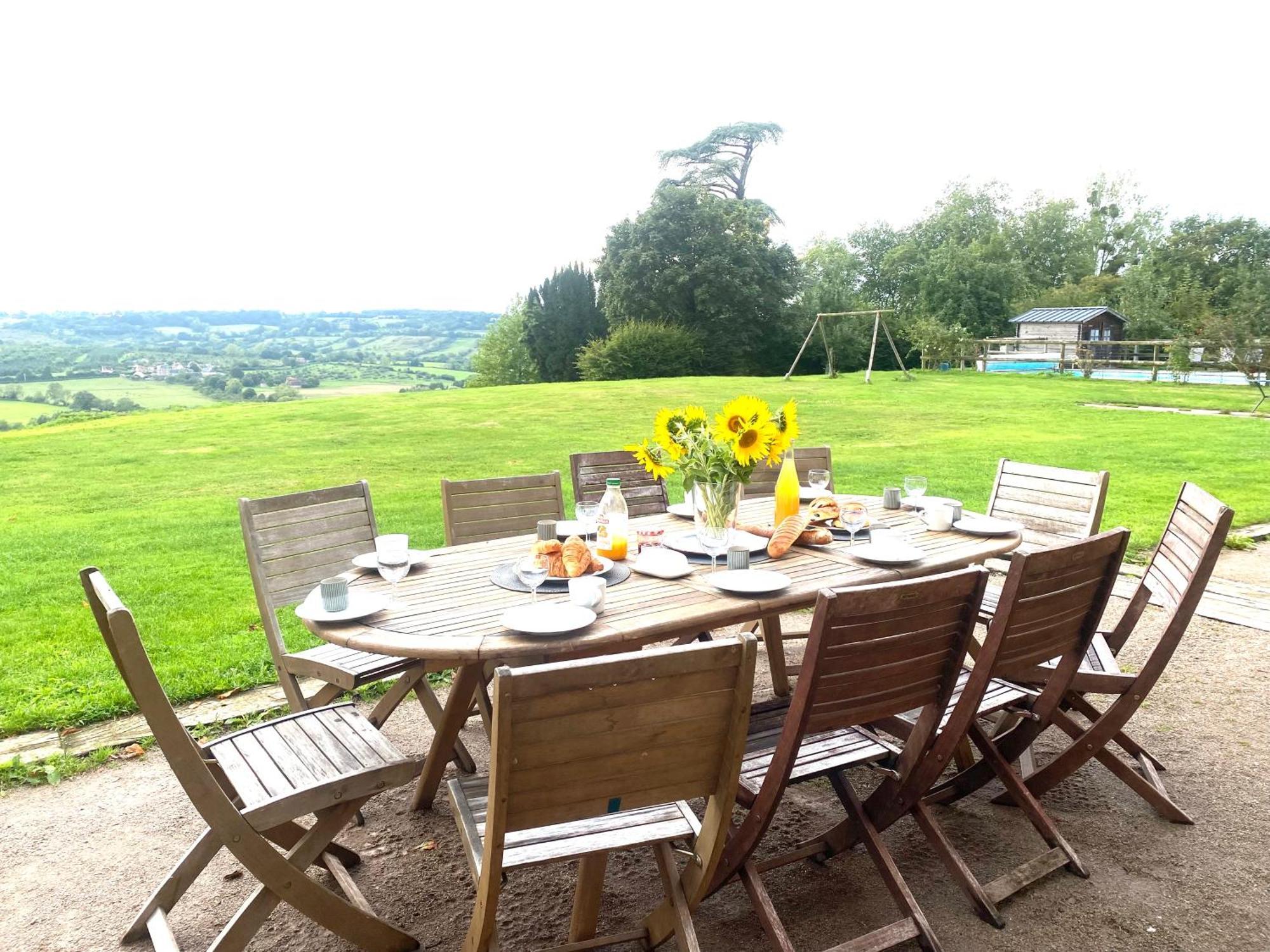 Le Pressoir Du Chateau De Neuville - Famille & Amis * Livarot-Pays-d'Auge